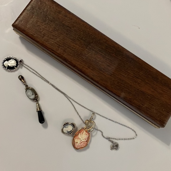Beautiful lot of cameos, Jewelry, pendants, necklace, bracelet 1 earring missing - Picture 6 of 7